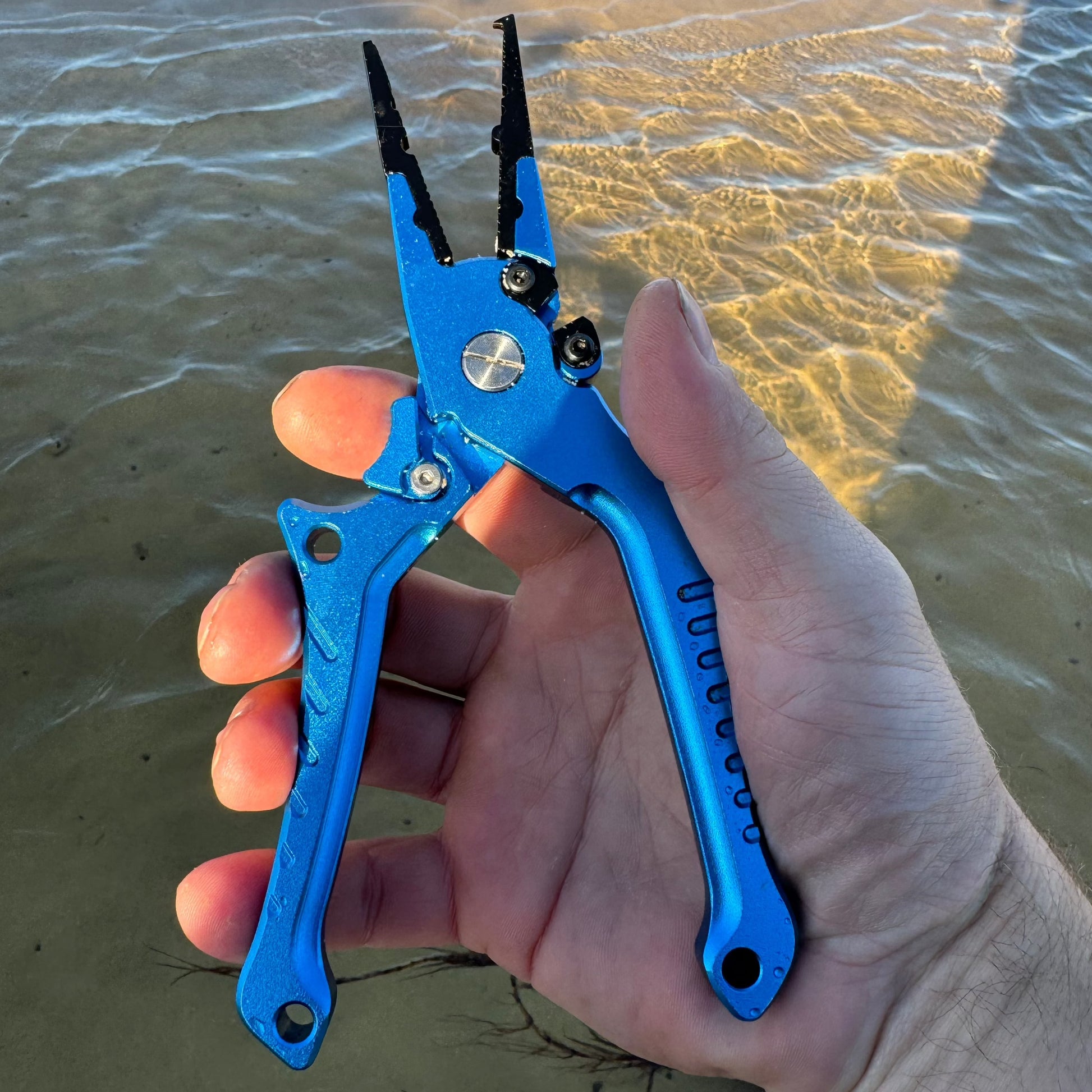 Salt power fit pliers in blue in hand operation